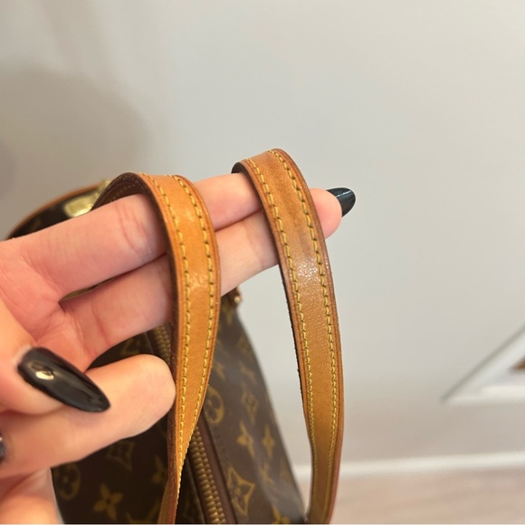 Louis Vuitton Monogram Canvas Shoulder Bag - Picture 8 of 13